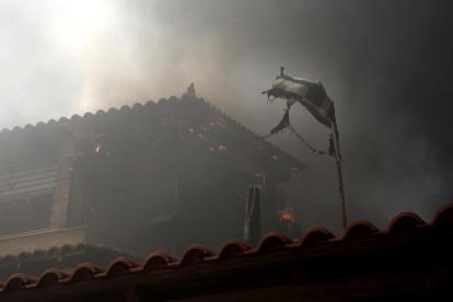 Fuegos en los pueblos de Anavissos y Lagonisi, situados a unos 40 kilómetros de la capital griega.