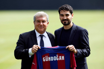 Gundogan posando con el presidente del club, Joan Laporta y su nueva camiseta.