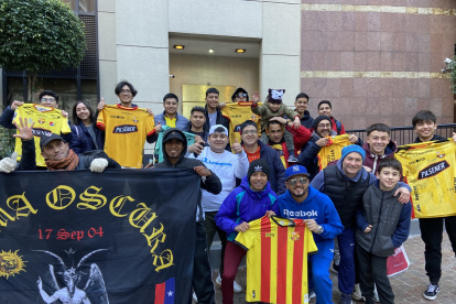Decenas de hinchas de Barcelona llegaron a Buenos Aires, para el duelo ante Estudiantes de La Plata.