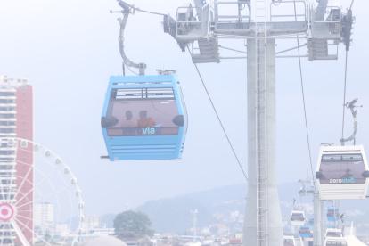 1. Las cabinas. Los actos considerados indebidos se han realizado en el interior de las cabinas de la aerovía. Muchas parejas circulan en ese medio de transporte.