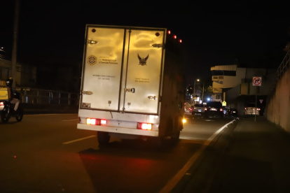Los cuerpos fueron subidos al carro de Medicina Legal y llevados al Laboratorio de Criminalística.