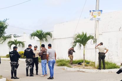 Acontecimiento. El cuerpo de la víctima quedó tendido sobre la acera.