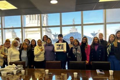 Gloria Romero, madre de Cecilia, sostiene un cuadro con la foto de su hija.