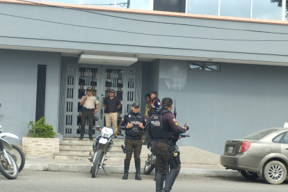 Investigación. Policías custodiaban la Unidad Judicial de Santa Elena, donde se procesó a sospechosos.