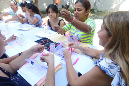 Taller de alambrismo. Las mujeres se reúnen en una de las casas de la comuna a aprender a crear vistosos aretes.