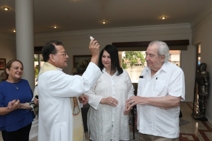 La ceremonia fue oficiada por el padre Raniero Marincioni, párroco de la iglesia Santa Teresita de Entre Ríos (Samborondón).