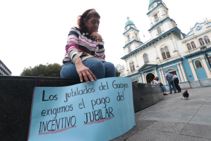 Los docentes jubilados exigen el pago del incentivo jubilar.
