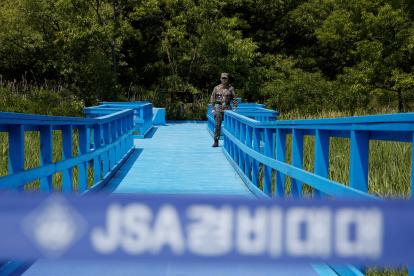 Soldados norcoreanos montan guardia en la zona de seguridad conjunta (JSA) de la Zona Desmilitarizada (DMZ) en la localidad de Panmunjom en Paju, Corea del Sur, en una foto de 2019. EFE/ Jeon Heon-kyun
