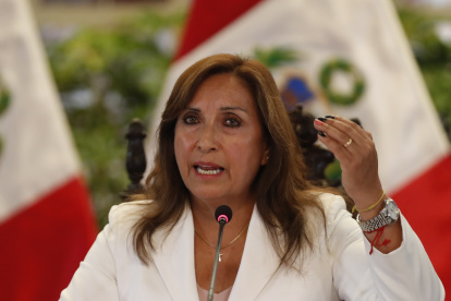 Fotografía de archivo fechada el 24 de enero de 2023 que muestra a la presidenta del Perú, Dina Boluarte, mientras habla durante una rueda de prensa en Lima (Perú). EFE/ Paolo Aguilar