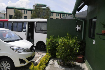 Sostenibilidad.- Un carro recibe carga eléctrica.
