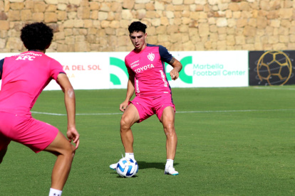 El volante argentino Lorenzo Faravelli es una de las figuras de los rayados.