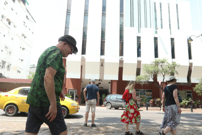 Paseo. En el centro de la ciudad se puede observar la llegada de turistas extranjeros que recorren los sitios más atractivos de la urbe.