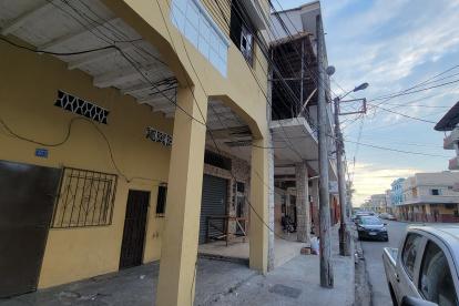 Hecho. En varios tramos de la zona, hay cables colgando a su paso.