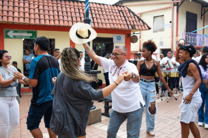 El baile y la música no paran en Las Peñas por las fiestas julianas