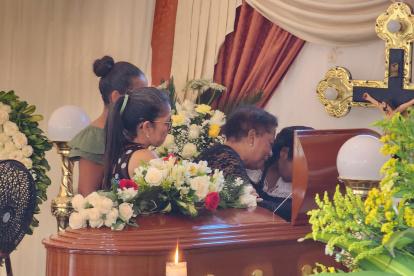 Ciro, mamá de Ríder Sanchez, se acerca al féretro de su hijo