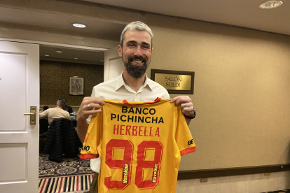 Juan Manuel Herbella recibió una camiseta de Barcelona, previo al duelo de ayer frente a Estudiantes de La Plata por la Copa Sudamericana. El argentino es hoy doctor y docente universitario en su país.