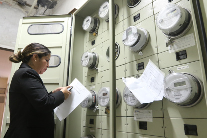 Queja. María José Jiménez levanta la voz contra CNEL en representación de unos 6.000 usuarios.