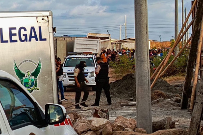 Pericias. Los investigadores recogieron indicios que serían analizados para determinar si los cinco crímenes guardan relación.