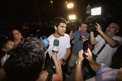 El tenista Carlos Alcaraz, flamante campeón de Wimbledon, a su llegada a su domicilio de la localidad murciana de El Palmar.