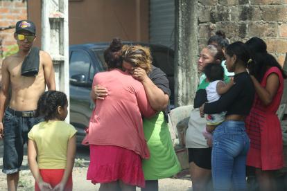 Lamento. Familiares de una víctima de sicariato en Durán esperaron en el lugar hasta que llegue Crimininalística.