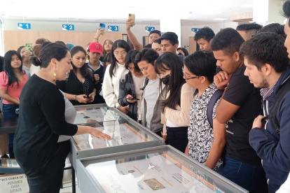 Exhibición. Una de las guías del Museo Numismático da información a un grupo de visitantes  en una de las muestras itinerantes en la Universidad Salesiana de Guayaquil.