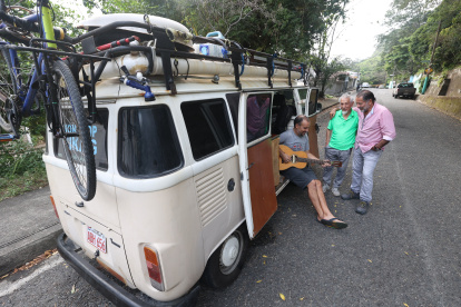 Sans junto con Luis Burgos y Hugo Viquez, ambos residentes de El Paraíso.
