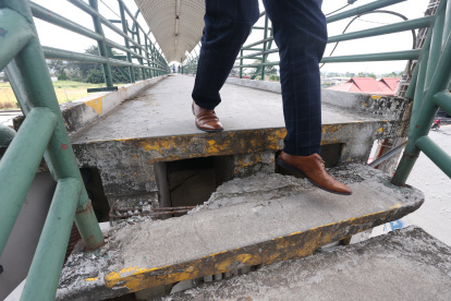 Un escalon se encuentra en mal estado en la parada de Metrovía de Miraflores.