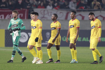 Jugadores de BSC salen cabizbajos por la dura derrota.