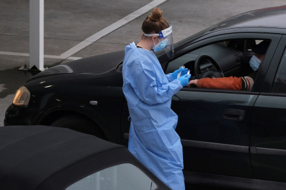 Imagen de archivo de sanitarios haciendo pruebas PCR a los conductores en el punto autocovid de un hospital.