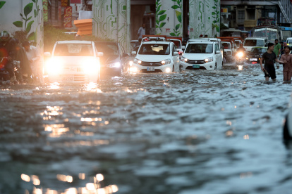 Automovilistas transitan por una carretera inundada tras las fuertes lluvias monzónicas en Rawalpindi, Pakistán, el 19 de julio de 2023.