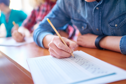 Las instituciones educativas particulares tienen prohibido negarle a un estudiante rendir un examen por deudas