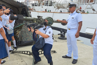 Estudiantes de varios colegios de la ciudad conocen las tareas que ejecuta a la Armada para el país.