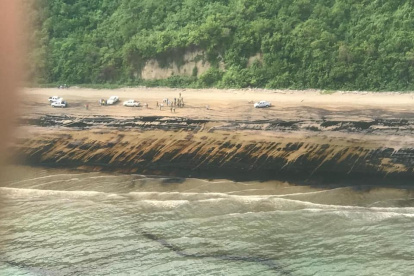 El petróleo en el mar deja sus marcas en la arena de la playa Las Palmas.