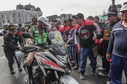 Manifestantes discuten con un policía de tránsito durante una marcha para reclamar la renuncia de la presidenta Dina Boluarte y el cierre del Congreso hoy, en Lima (Perú). EFE/ Aldair Mejia