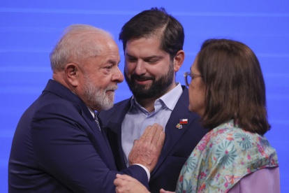 El presidente de Brasil, Luis Ignacio Lula da Silva, el presidente de Chile, Gabriel Boric, y la ministra de Relaciones Exteriores de El Salvador, Alexandra Hill Tinoco, durante la sesión fotográfica "ÄòDigital Alliance"Äô en la Cumbre UE-CELAC