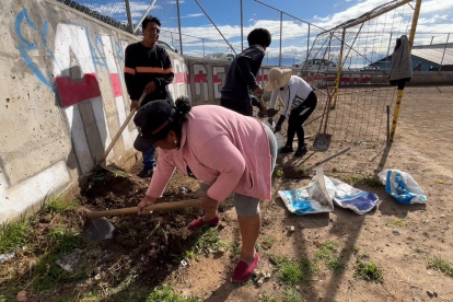 Mejoras. Con azadones, picos y palas, los vecinos adecúan el espacio deportivo ante la falta de apoyo municipal en el sector.