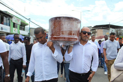 Escena. Familiares y amigos despiden al excandidato asesinado en Esmeraldas