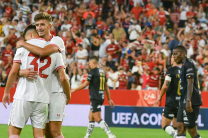 Pedro Ortiz (i) marcó el gol del empate de Sevilla que forzó la definición por penales.