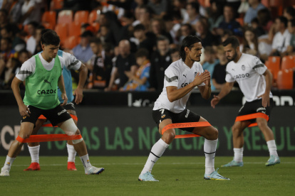 VALENCIA, 29/10/2022.-El delantero uruguayo del Valencia Edinson Cavani, calienta minutos antes del encuentro contra el Barcelona, partido de la jornada 12 de LaLiga Santander, este sábado en el estadio de Mestalla.- EFE / Juan Carlos Cárdenas