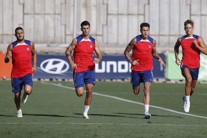 Los jugadores del Atlético de Madrid, Jorge Resurrección "Koke" (i), Álvaro Morata (2i), José María Giménez (2d), y Marcos Llorente este jueves durante el entrenamiento en la ciudad deportiva Wanda en Majadahonda. EFE/Sergio Pérez