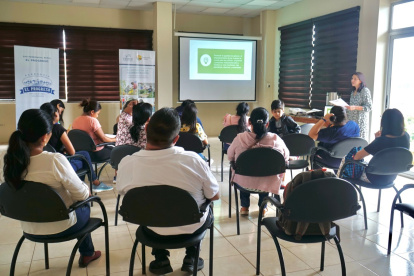 Capacitación. En Puerto Baquerizo Moreno se realizó un taller con mujeres dedicadas a la agricultura.