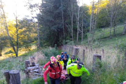 Rescate. Miembros del Cuerpo de Bomberos de Rumiñahui y de la Policía acudieron a brindar ayuda.