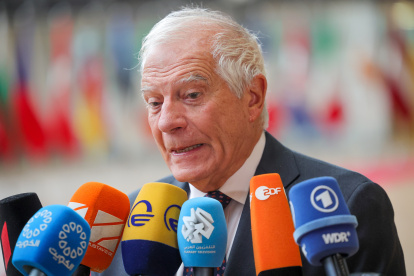 Josep Borrell, Alto Representante de la Unión para Asuntos Exteriores y Política de Seguridad, lee en un documento a su llegada al Consejo de Asuntos Exteriores de la UE en Bruselas, Bélgica, el 20 de julio de 2023.