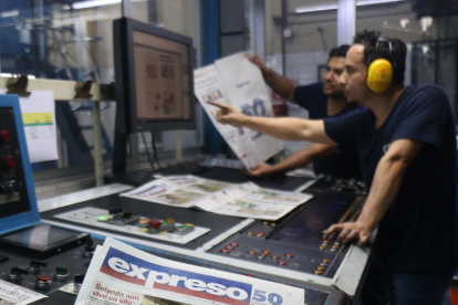 PRODUCCIÓN. A medida que se entregan las planchas, estas son colocadas en las unidades de impresión, proceso que puede durar dos o más horas.