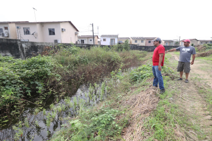 Canal. Parte del canal está taponado con tierra, lo que acumula agua en otros tramos y genera mosquitos.