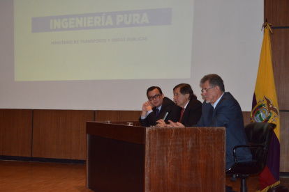 El ministro de Transporte y Obras Públicas, César Rohon (c), anunció la actualización del estudio sobre la construcción del Quinto Puente.