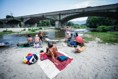 Turineses combaten el calor a orillas del río Orco. El hemisferio norte, que apenas lleva un mes bajo el solsticio de verano, se asfixia bajo unas temperaturas diurnas de récord y un calor nocturno tropical, peligroso para la salud, según dijo este martes la Organización Meteorológica Mundial (OMM). El calor sofocante se ha instalado en media Europa estos días, pero también en Estados Unidos y otras zonas de Asia y África, con temperaturas diurnas de récord y noches tropicales, lo que ha despertado una creciente preocupación por las consecuencias que pueda tener en la salud.