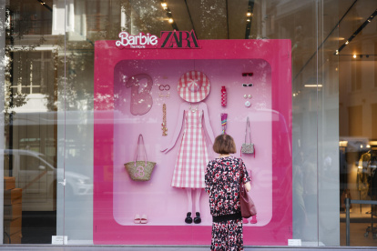 Escaparate en Madrid de una tienda Zara, el buque insignia de Inditex, que ha estrenado una sección dedicada a Barbie en sus tiendas. El espacio cuenta con un photocall y las prendas de la colección, que la compañía ha diseñado a raíz del estreno de la película Barbie este 20 de julio.
