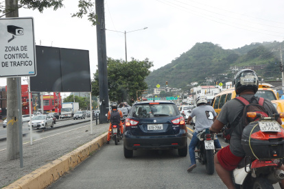 Queja. Aun con la multa alta, el carril de la Metrovía era irrespetado.