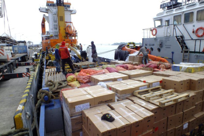 Productos embarcados en uno de los buques que abastece a las islas Galápagos.